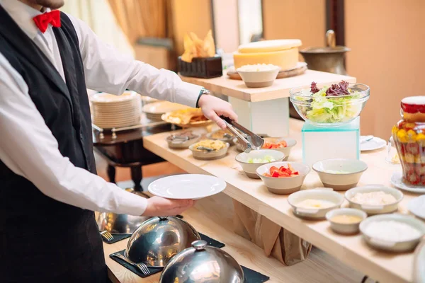 Ontbijtbuffet in het hotel of restaurant. — Stockfoto
