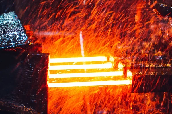 Çelik fabrikasında sıcak çelik, metalurjik ürünler..