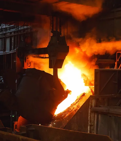 Fusione del metallo nella fonderia. Prodotti metallurgici. — Foto Stock