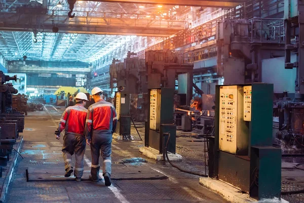 Arbeiter im Stahlwerk. Metallurgische Produktion oder Anlage. — Stockfoto