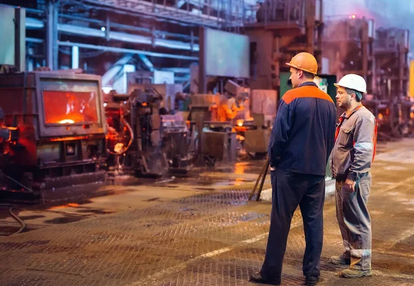 Lavoratori dell'acciaieria. Produzione o impianto metallurgico. — Foto Stock