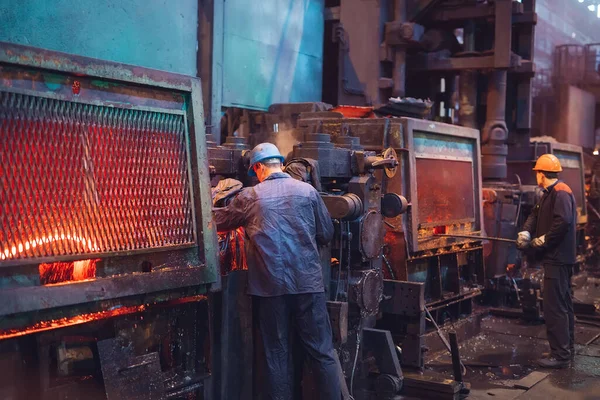 Werknemers in de staalfabriek. Metallurgische produktie of installatie. — Stockfoto