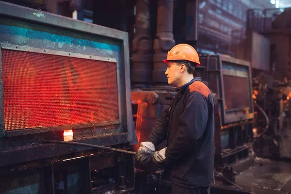 Werknemers in de staalfabriek. Metallurgische produktie of installatie. — Stockfoto