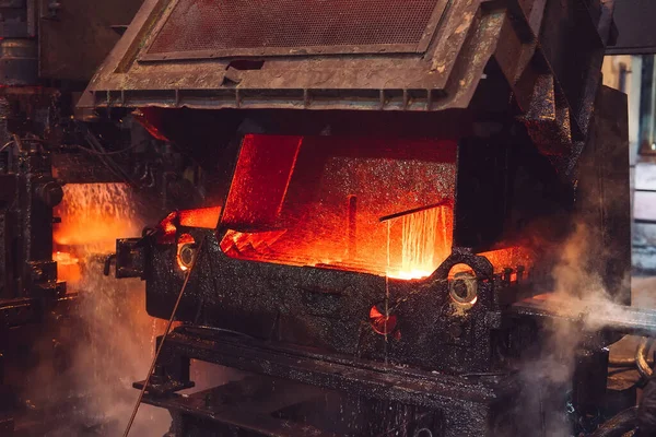 Acciaio caldo su trasportatore in acciaieria, produzione metallurgica o impianto. — Foto Stock