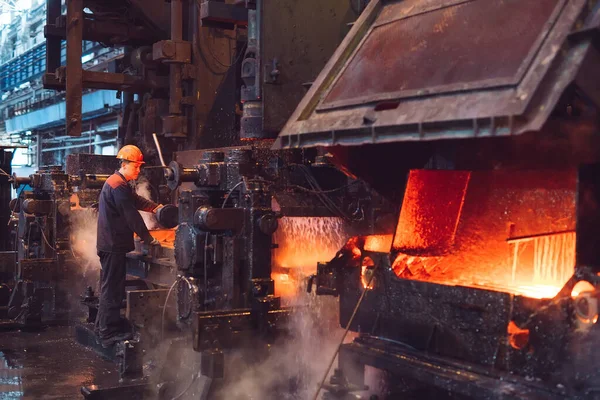 Рабочие сталелитейного завода. Металлургическое производство или завод. — стоковое фото