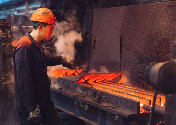 Рабочие сталелитейного завода. Металлургическое производство или завод. — стоковое фото