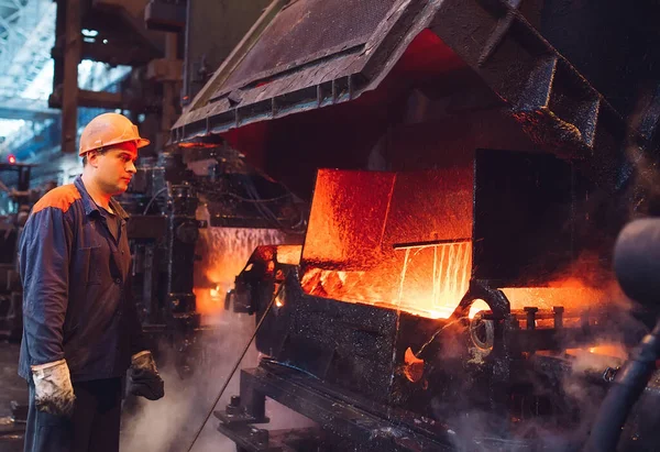 Werknemers in de staalfabriek. Metallurgische produktie of installatie. — Stockfoto