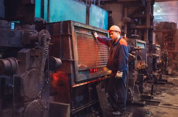 Trabalhadores na siderurgia. Produção ou instalação metalúrgica. — Fotografia de Stock