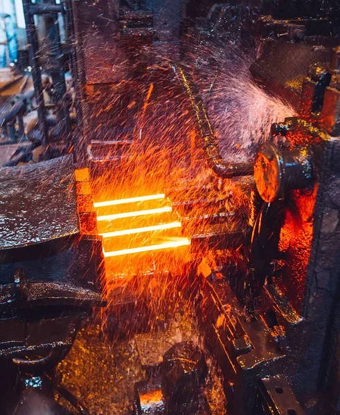 Гаряча сталь на конвеєрі в сталеливарному заводі, металургійному виробництві або заводі . — стокове фото