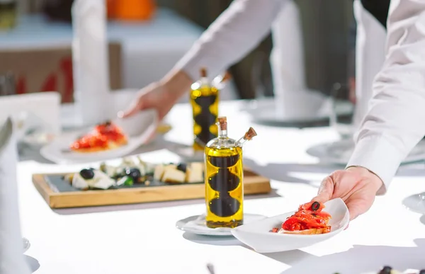 Ober serveertafel in het restaurant voor te bereiden om gasten te ontvangen — Stockfoto