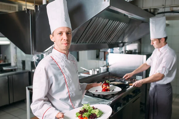 Ritratto dello Chef nella cucina del ristorante con un piatto pronto Foie Gras. — Foto Stock