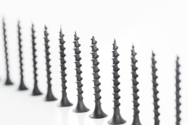 Vidalar hala hayat geniş beyaz arka planda kendi kendine tıkırdayan vidalar.