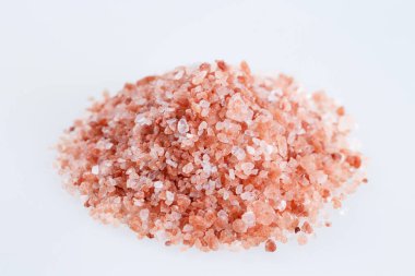 Pembe himalaya tuzu beyaz arkaplanda izole edilmiş..