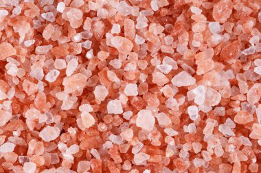 Pembe himalaya tuzu beyaz arkaplanda izole edilmiş..