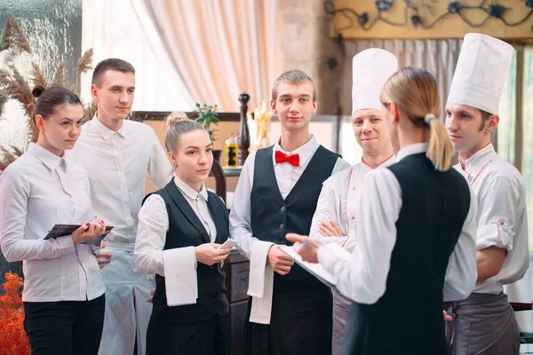 Direttore del ristorante e il suo staff in cucina. interagire con il capo chef in cucina commerciale. — Foto Stock