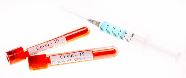 코로나 바이러스 백신이야. 시험관에서의 코로나 바이러스 양성 혈액 검사. — 스톡 사진