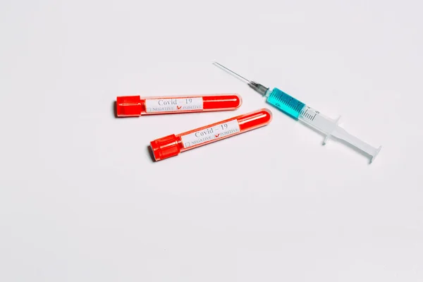 A vacina para o Coronavirus. Exames sanguíneos positivos para o Coronavirus em tubos de ensaio. — Fotografia de Stock