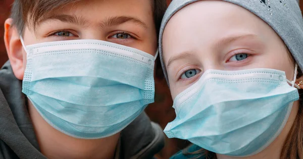 School-age children in medical masks. portrait of school children. — Stock Photo, Image