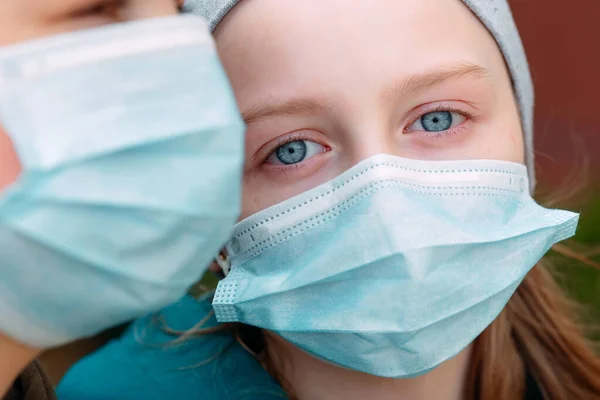 Діти шкільного віку в медичних масках. портрет школярів . — стокове фото
