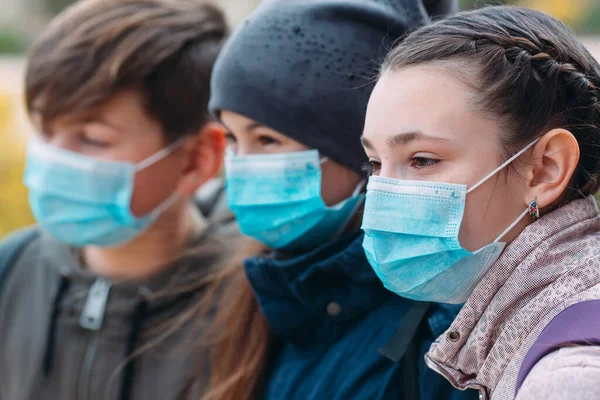 Bambini in età scolare con maschere mediche. ritratto dei bambini delle scuole . — Foto Stock