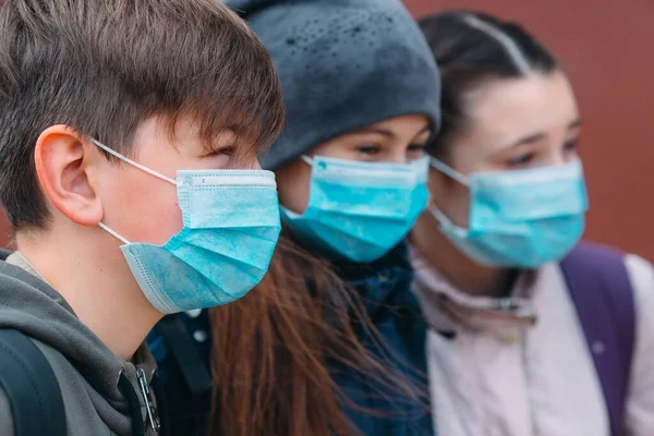 Enfants d'âge scolaire portant des masques médicaux. portrait d'écoliers . — Photo