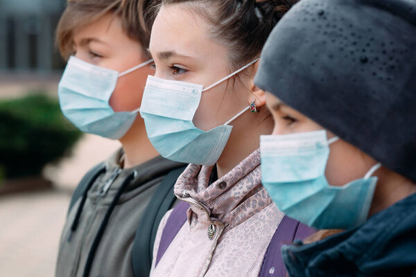 Дети школьного возраста в медицинских масках. портрет школьников
.