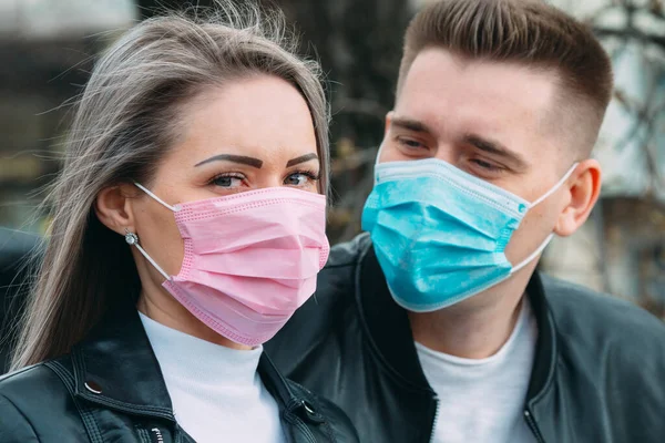 Portrait d'un couple d'apparence européenne avec des masques médicaux. — Photo