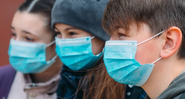 Enfants d'âge scolaire portant des masques médicaux. portrait d'écoliers . — Photo