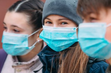 Tıp maskeli okul çağındaki çocuklar. Okul çocuklarının portresi.