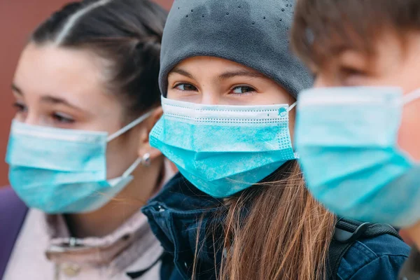 School-age children in medical masks. portrait of school children. — Stock Photo, Image