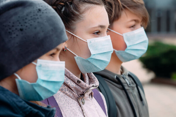 Дети школьного возраста в медицинских масках. портрет школьников
.