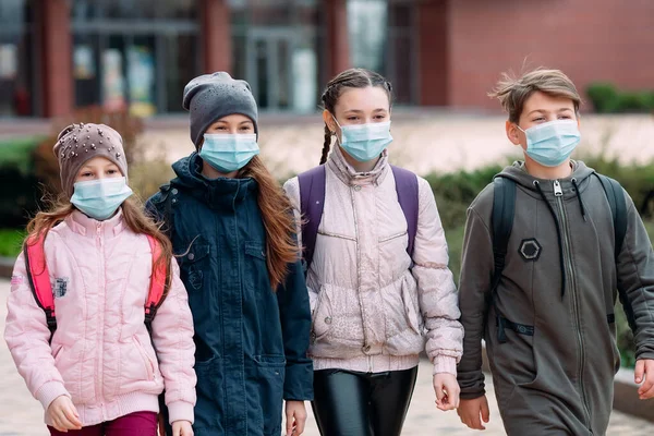 Діти, які навчаються в медичних масках, покидають школу . — стокове фото