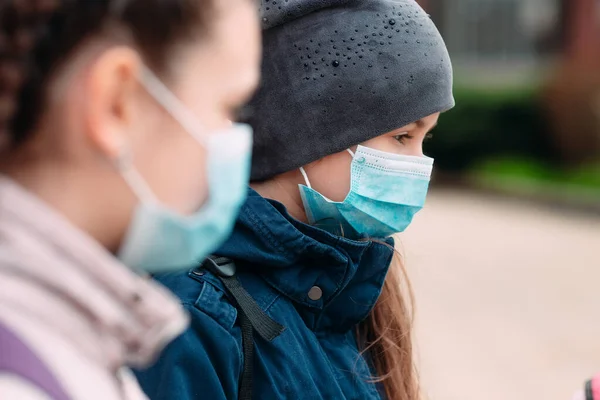 Copii de vârstă școlară în măști medicale. Portretul copiilor școlari . — Fotografie, imagine de stoc