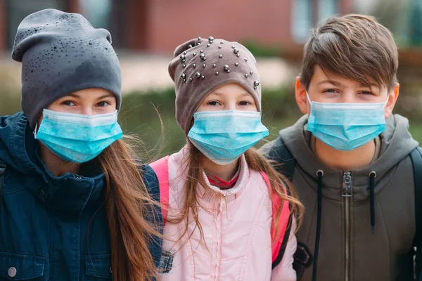 School-age children in medical masks. portrait of school children. — Stock Photo, Image