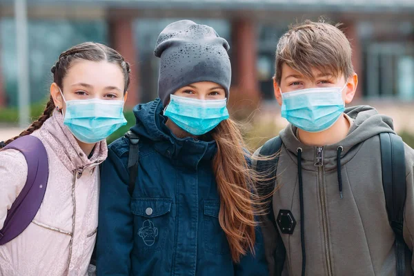 Діти шкільного віку в медичних масках. портрет школярів . — стокове фото