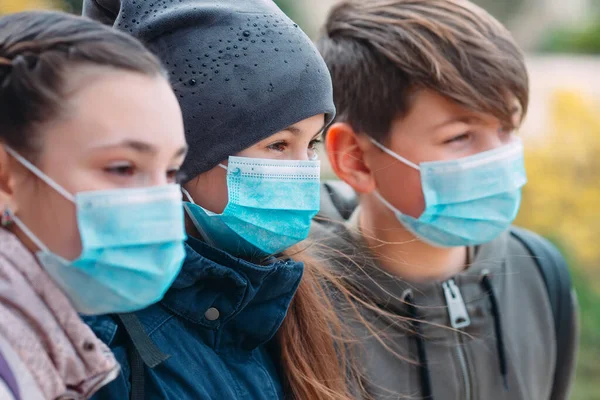 Bambini in età scolare con maschere mediche. ritratto dei bambini delle scuole . — Foto Stock