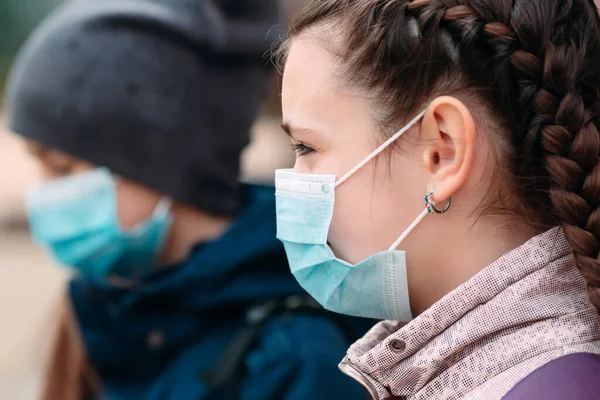 Copii de vârstă școlară în măști medicale. Portretul copiilor școlari . — Fotografie, imagine de stoc