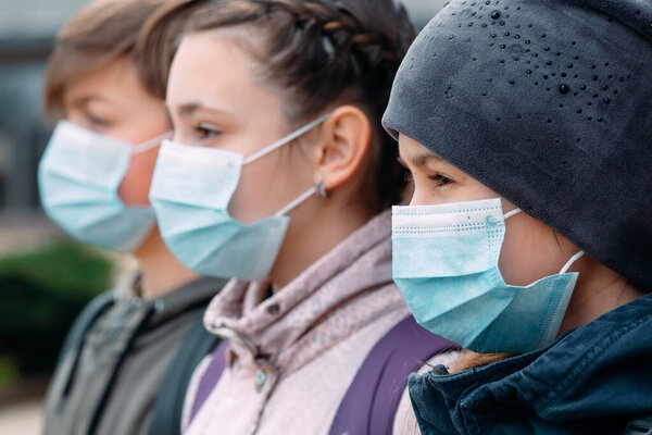 Дети школьного возраста в медицинских масках. портрет школьников
.