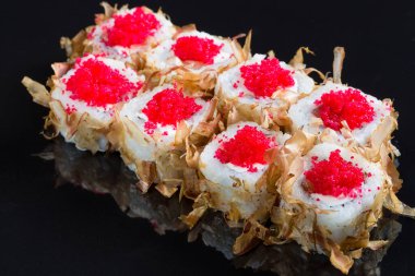 Siyah arka planda ton balıklı suşi ya da somon talaşı..