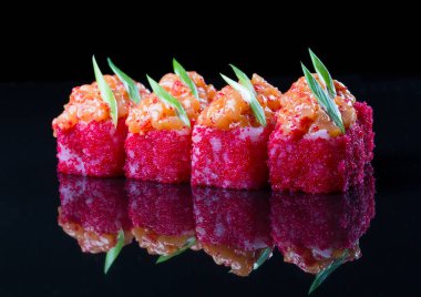 Somonlu suşi, siyah arka planda baharatlı sos..