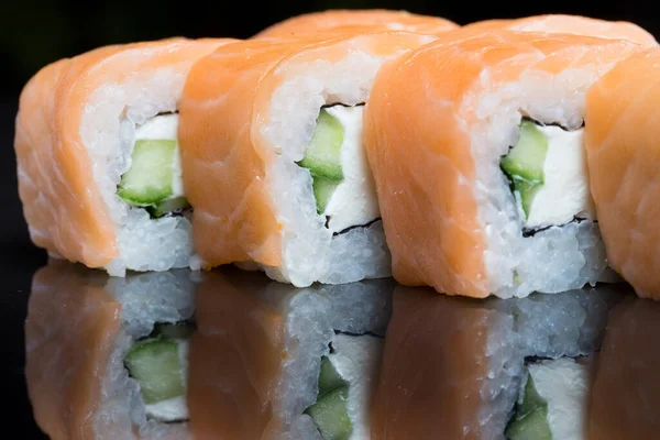 Sushi rullar philadelphia på en svart bakgrund. — Stockfoto