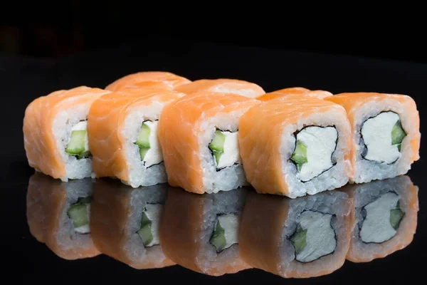 Sushi rullar philadelphia på en svart bakgrund. — Stockfoto