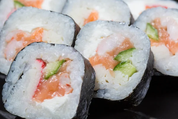 Sushi rullar Futo Maki på en svart bakgrund. — Stockfoto