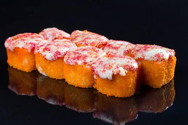 Rollos de sushi con calamar, mejillón y queso sobre fondo negro. — Foto de Stock