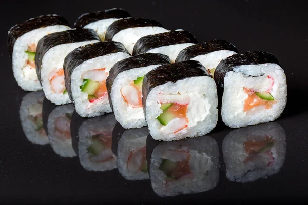 Sushi rueda Futo Maki sobre un fondo negro. — Foto de Stock