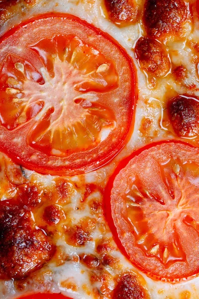 Pizza Margarita da vicino con formaggio e pomodori. — Foto Stock