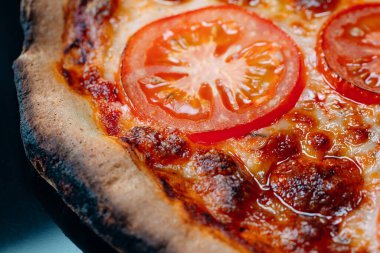 Margarita pizzası peynirli ve domatesli..