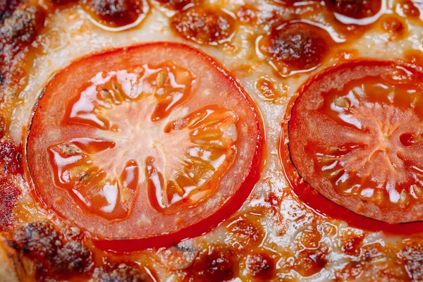 比萨、玛格丽塔、奶酪和西红柿. — 图库照片