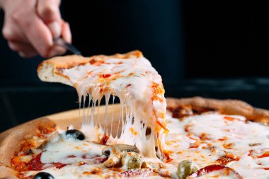 Eriyen peynirli pizza..
