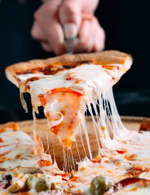 Eriyen peynirli pizza..